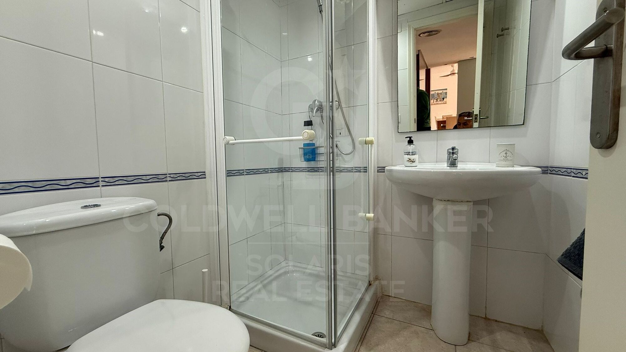 WUNDERSCHÖNE MAISONETTE ZUM VERKAUF, NUR 200 METER VOM STRAND VON ARENAL ENTFERNT.