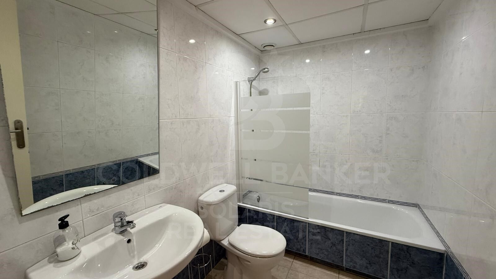 WUNDERSCHÖNE MAISONETTE ZUM VERKAUF, NUR 200 METER VOM STRAND VON ARENAL ENTFERNT.