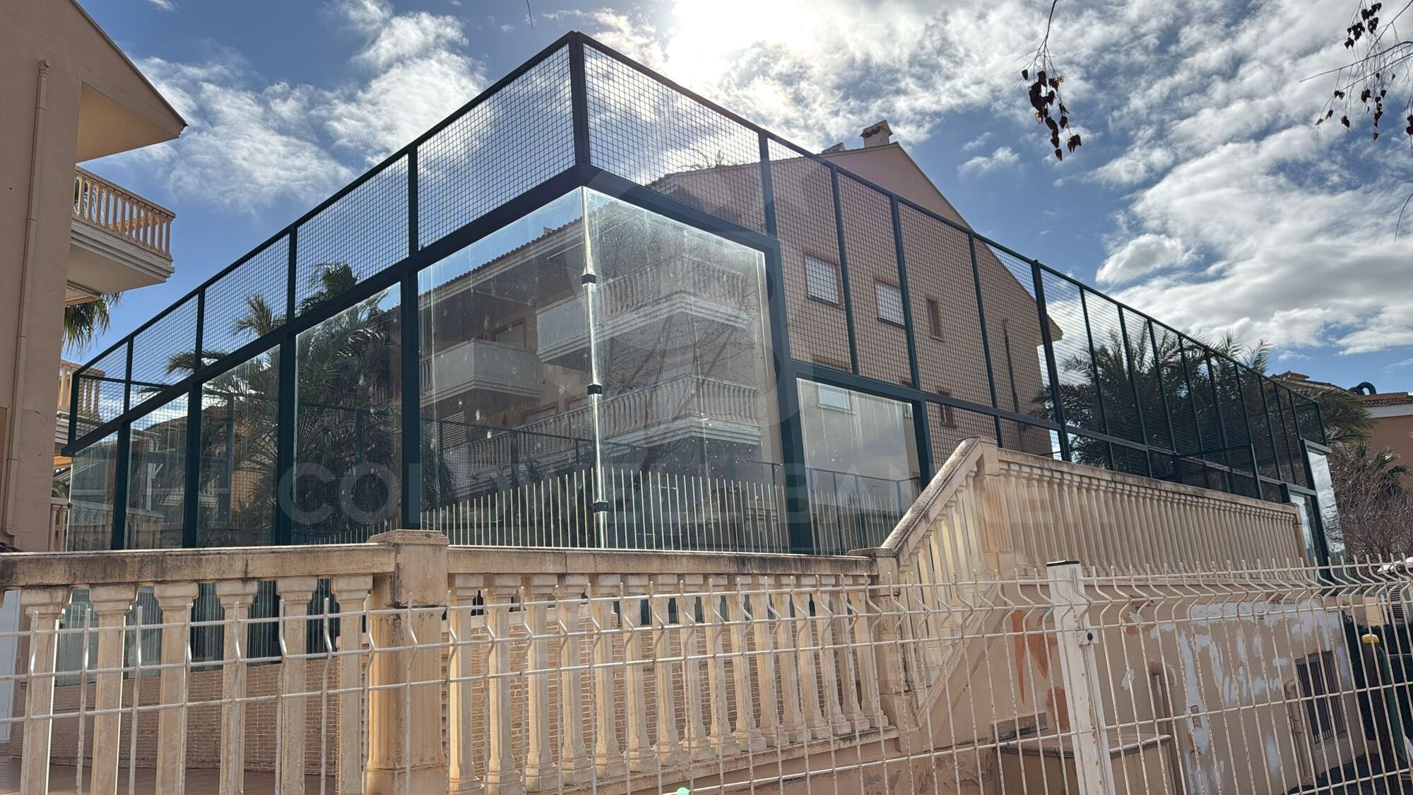 WUNDERSCHÖNE MAISONETTE ZUM VERKAUF, NUR 200 METER VOM STRAND VON ARENAL ENTFERNT.