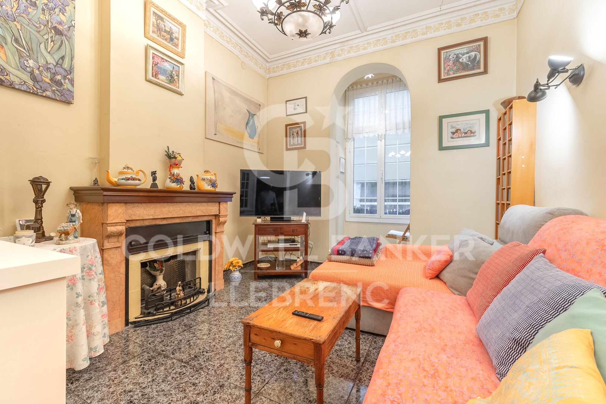 Apartment for Sale in Calle Valencia / Passeig Sant Joan - Prime Location with Stunning Views