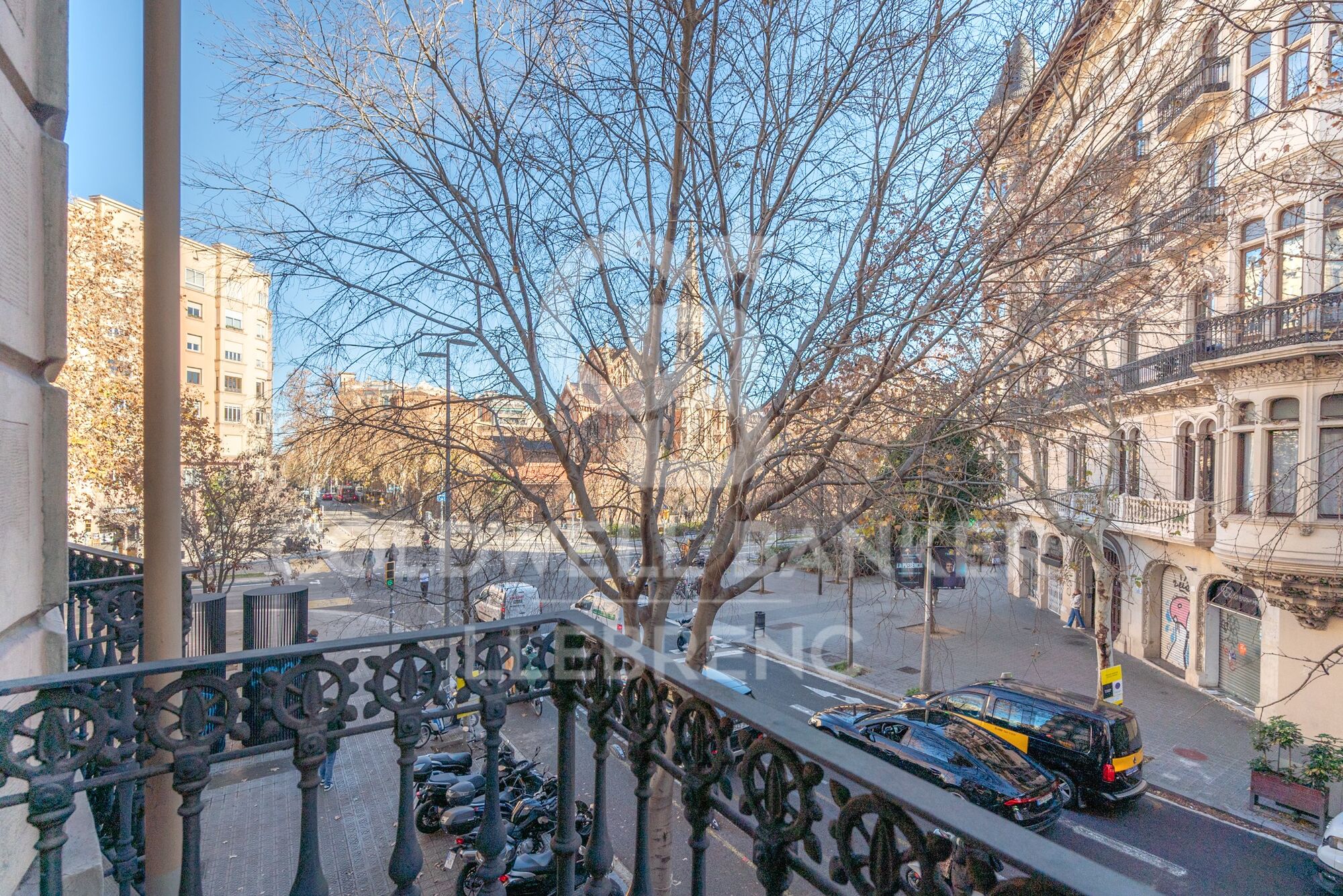 Apartment for Sale in Calle Valencia / Passeig Sant Joan - Prime Location with Stunning Views