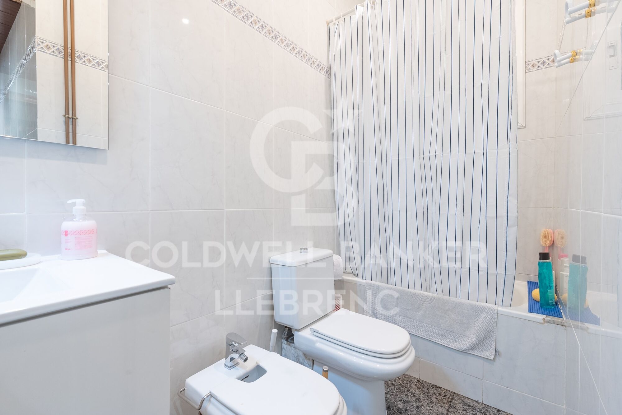 Apartment for Sale in Calle Valencia / Passeig Sant Joan - Prime Location with Stunning Views