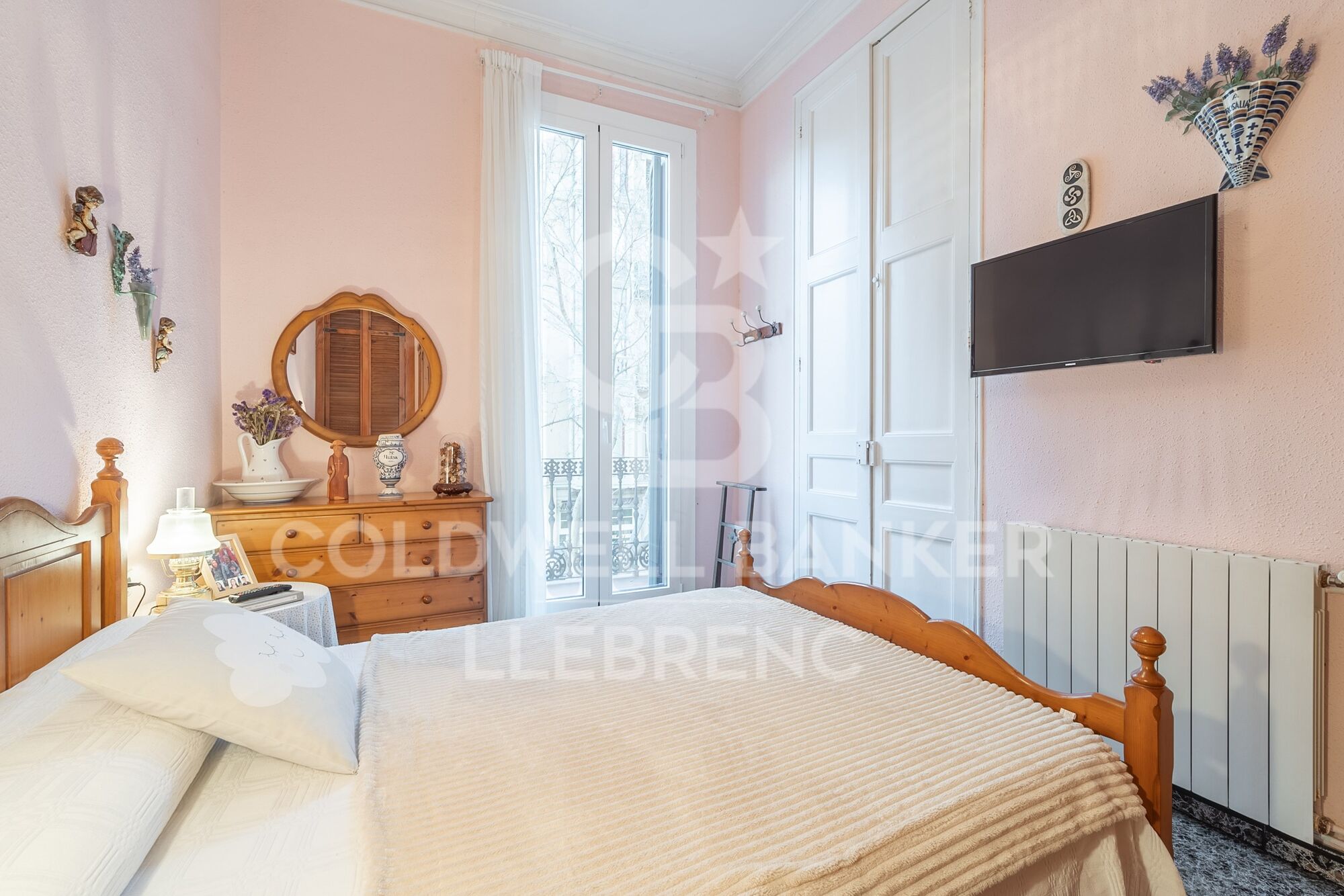 Apartment for Sale in Calle Valencia / Passeig Sant Joan - Prime Location with Stunning Views