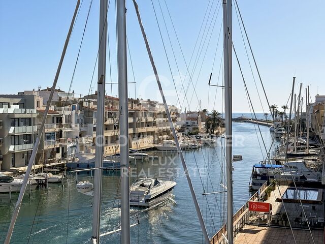 Maison rénovée avec amarrage et garage à Empuriabrava