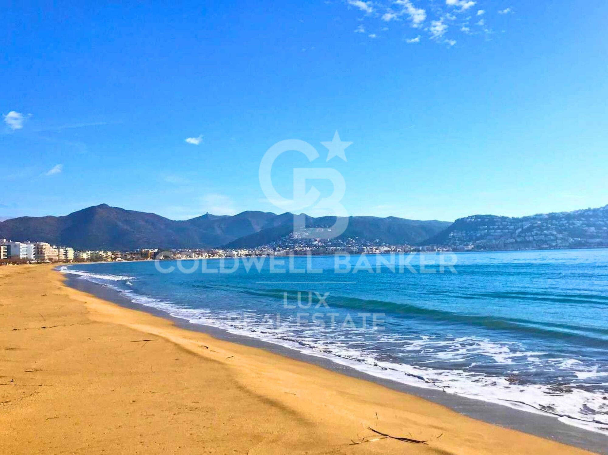 New duplex flat in Roses, with terrace and close to the beach