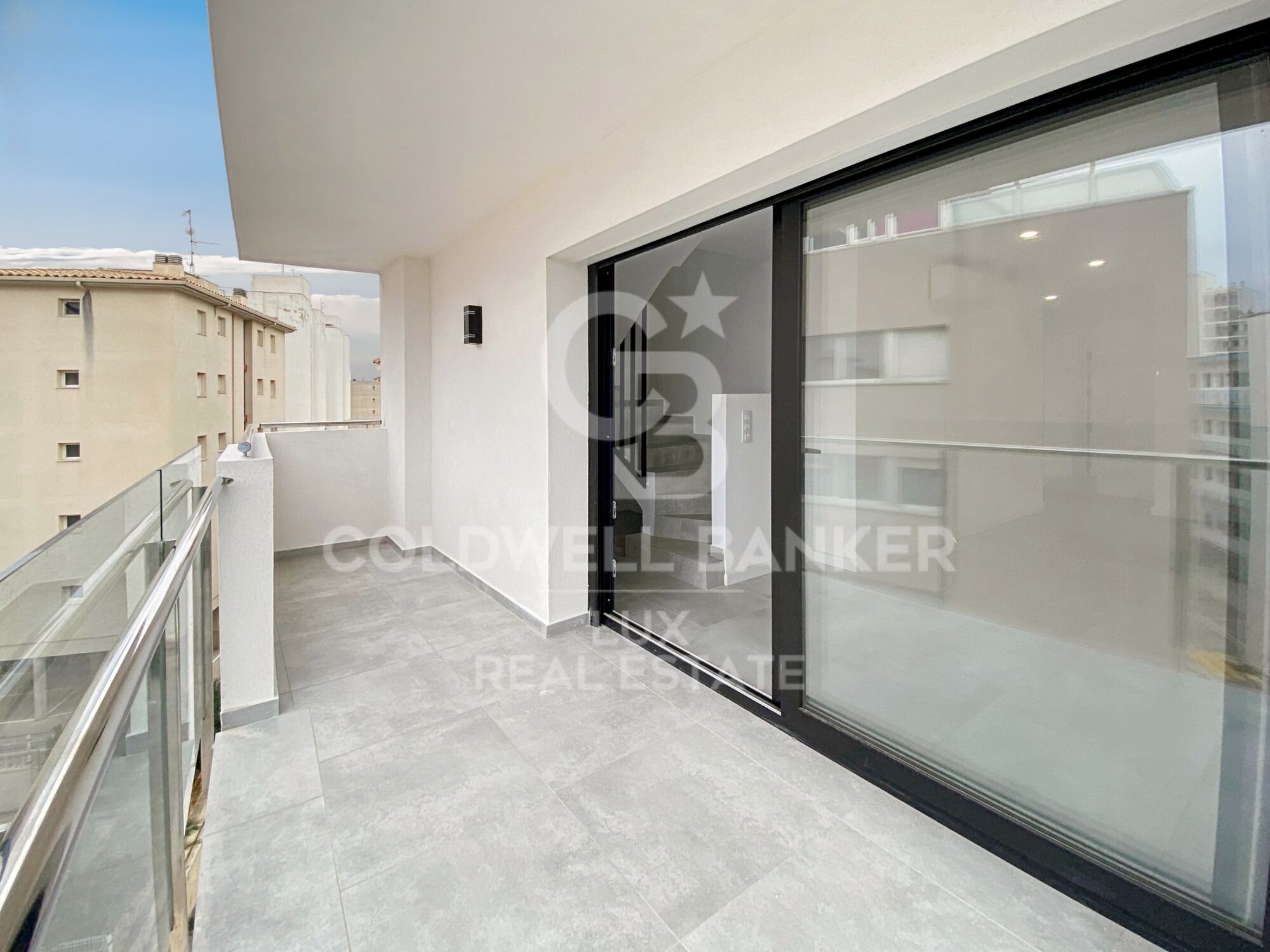 New duplex flat in Roses, with terrace and close to the beach