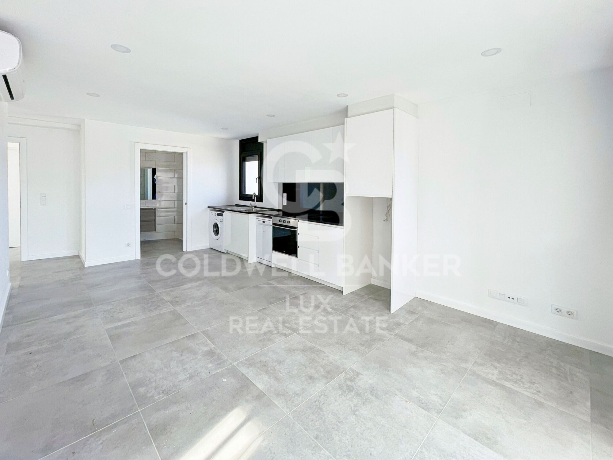 New duplex flat in Roses, with terrace and close to the beach