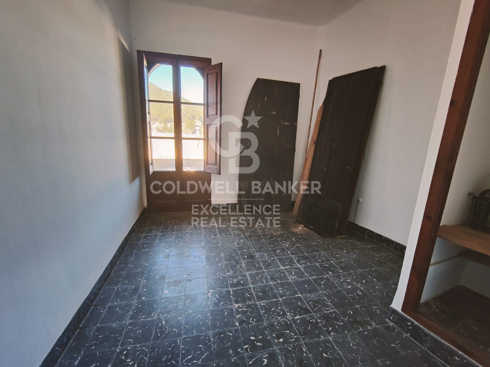 Stunning mansion in montanejos with great hotel potential and panoramic terrace.
