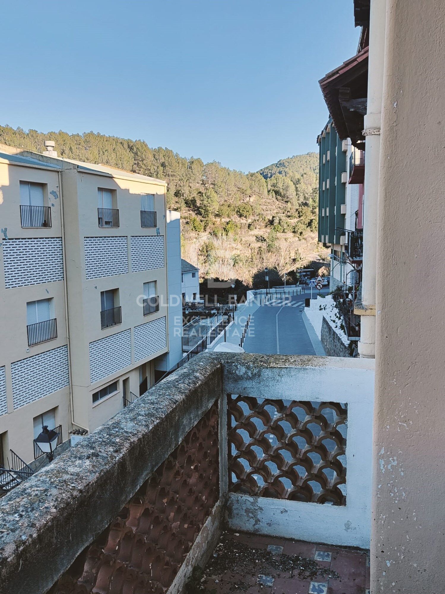 Impresionante casa en Montanejos con gran potencial hotelero y terraza panorámica.
