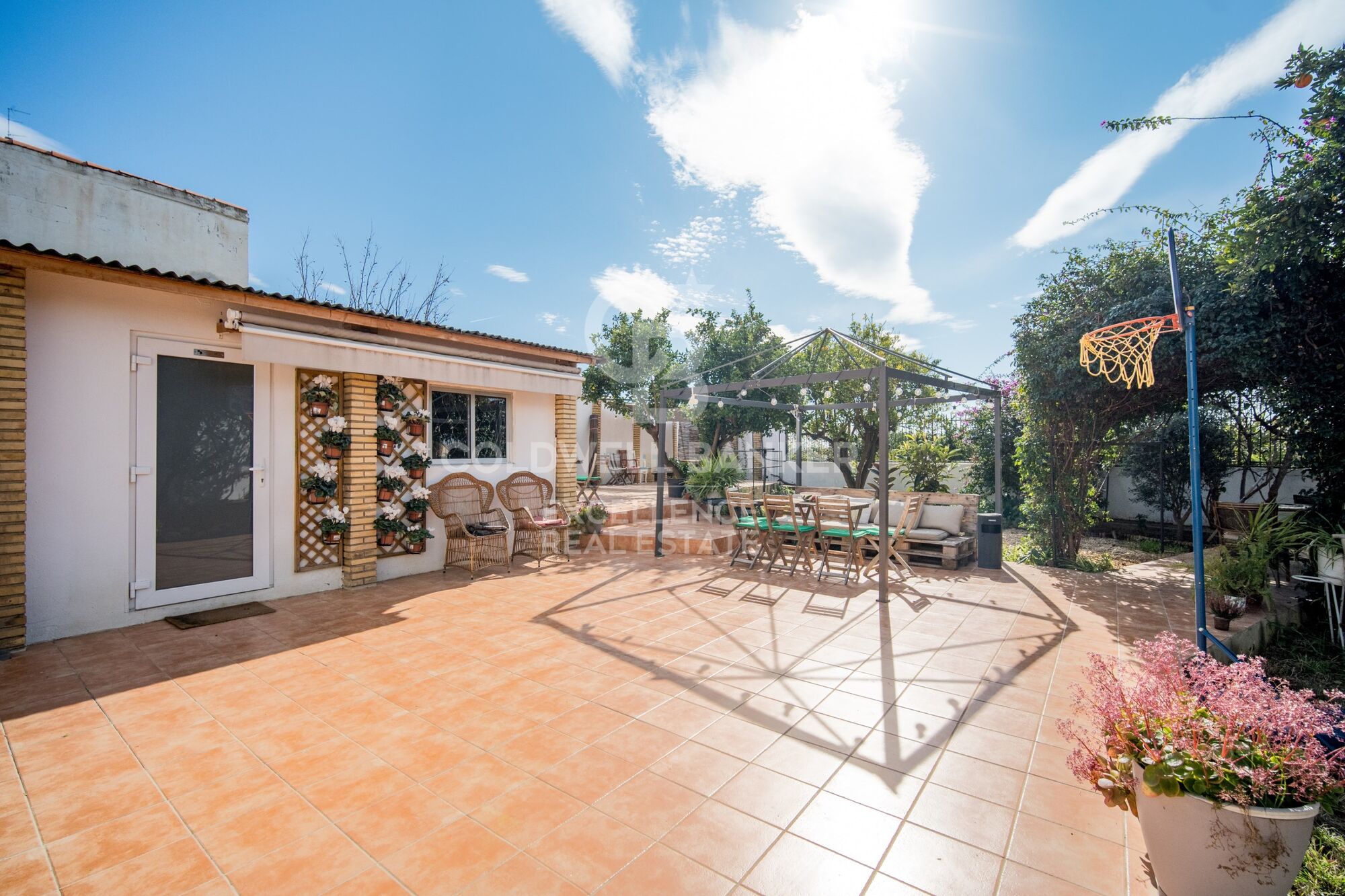 Auberge touristique avec licence et rentabilité de 13 % à Valence.