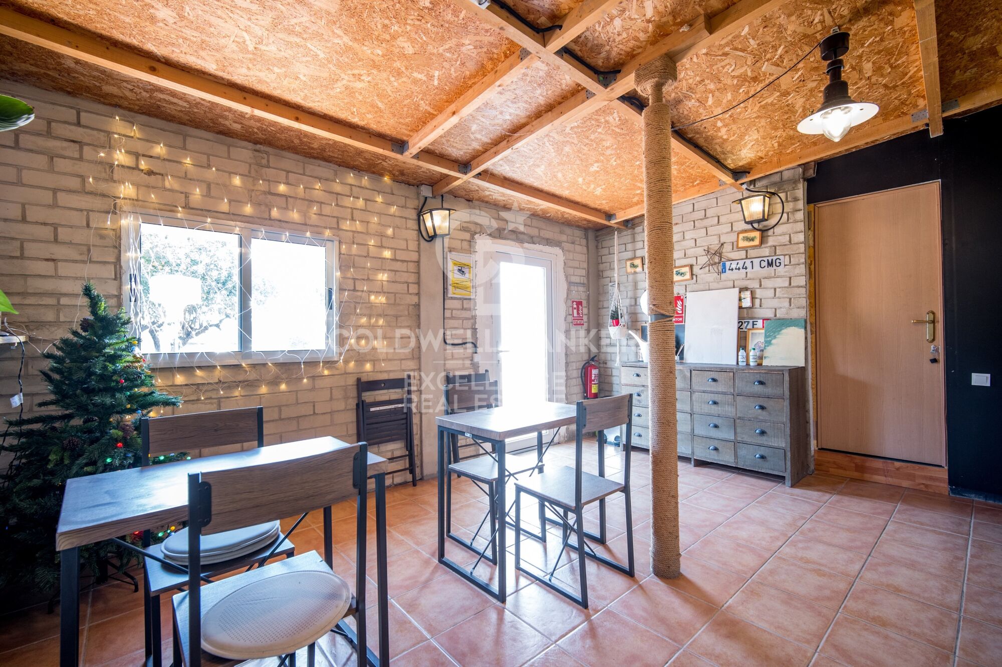 Hostal con licencia turística y rentabilidad del 10% en Valencia.