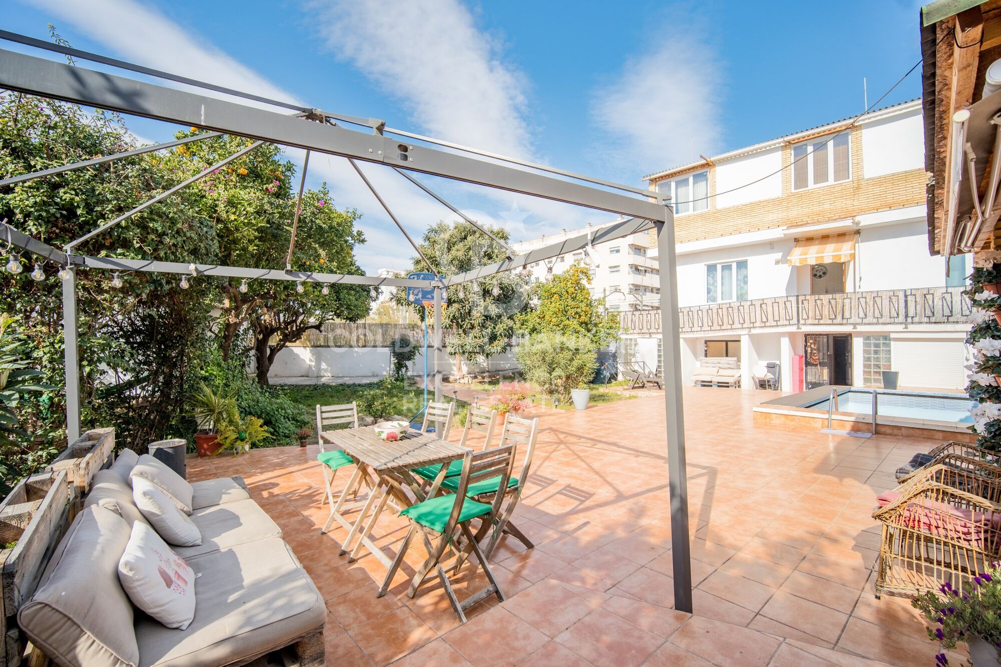 Tourist hostel with tourist license and 10% roi in Valencia.