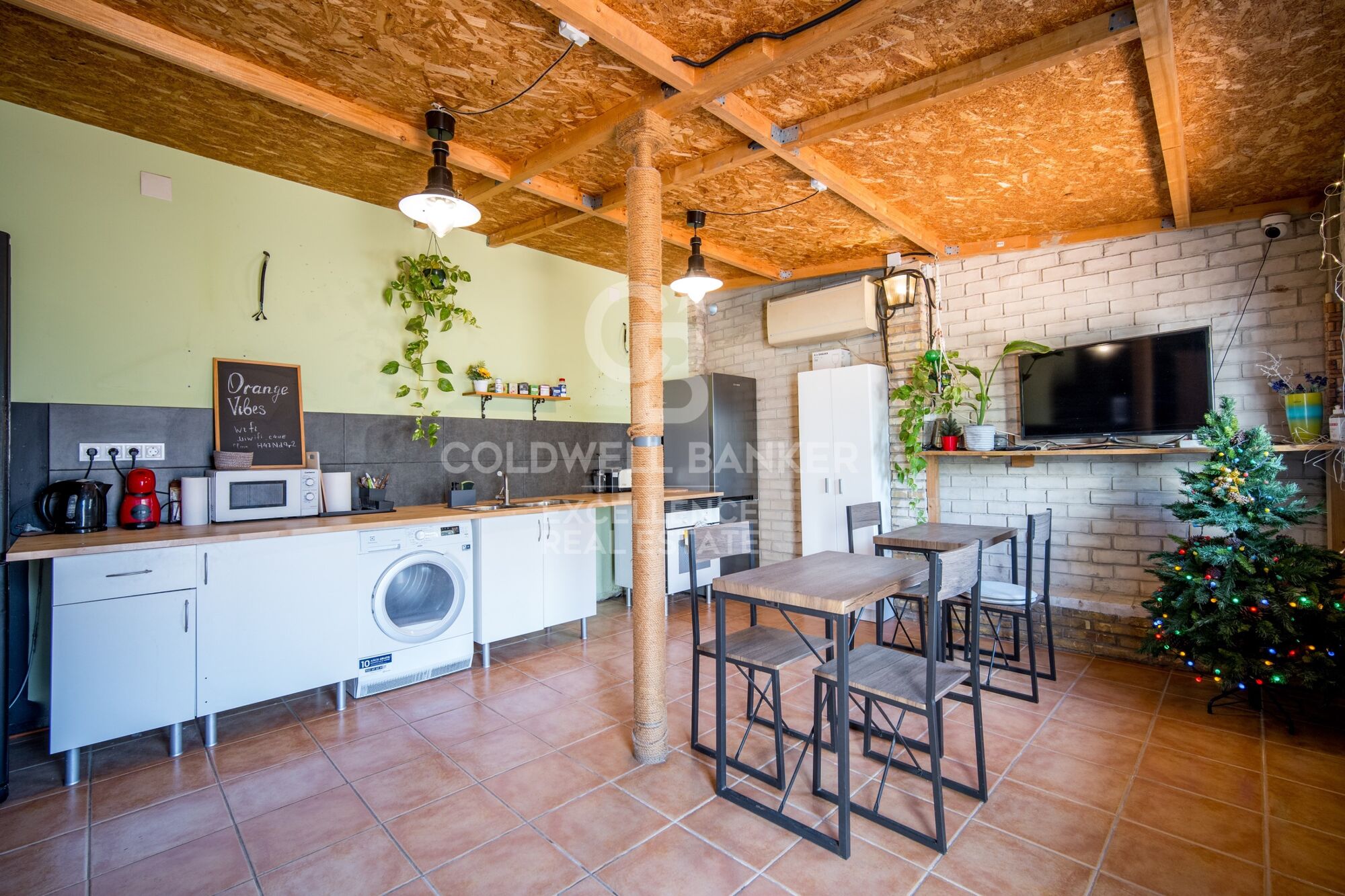 Hostal con licencia turística y rentabilidad del 10% en Valencia.