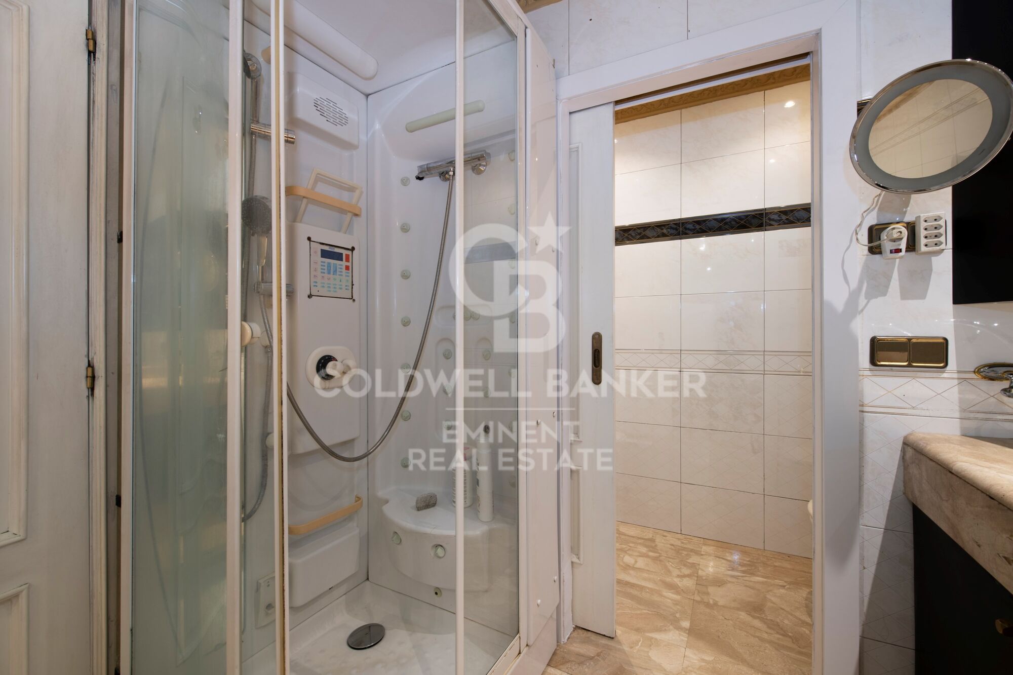 Prächtige Immobilie im Turó Park mit Parkplatz.