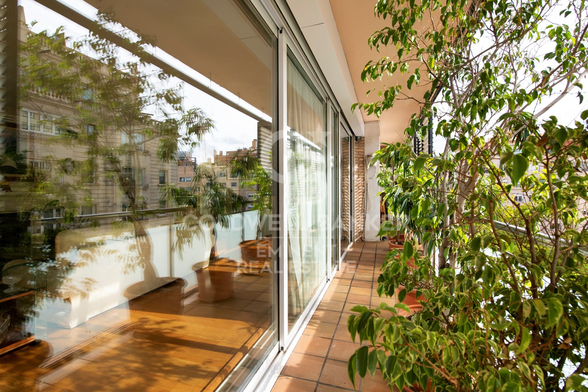 Magnificent property in Turó Park with parking space.