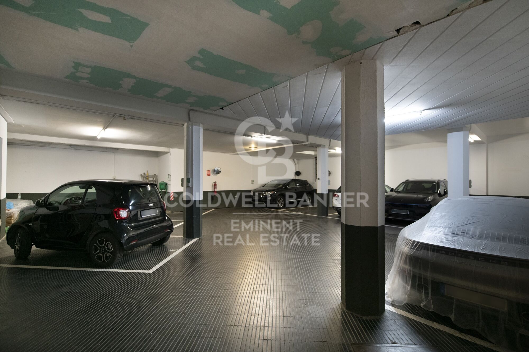 Magnificent property in Turó Park with parking space.