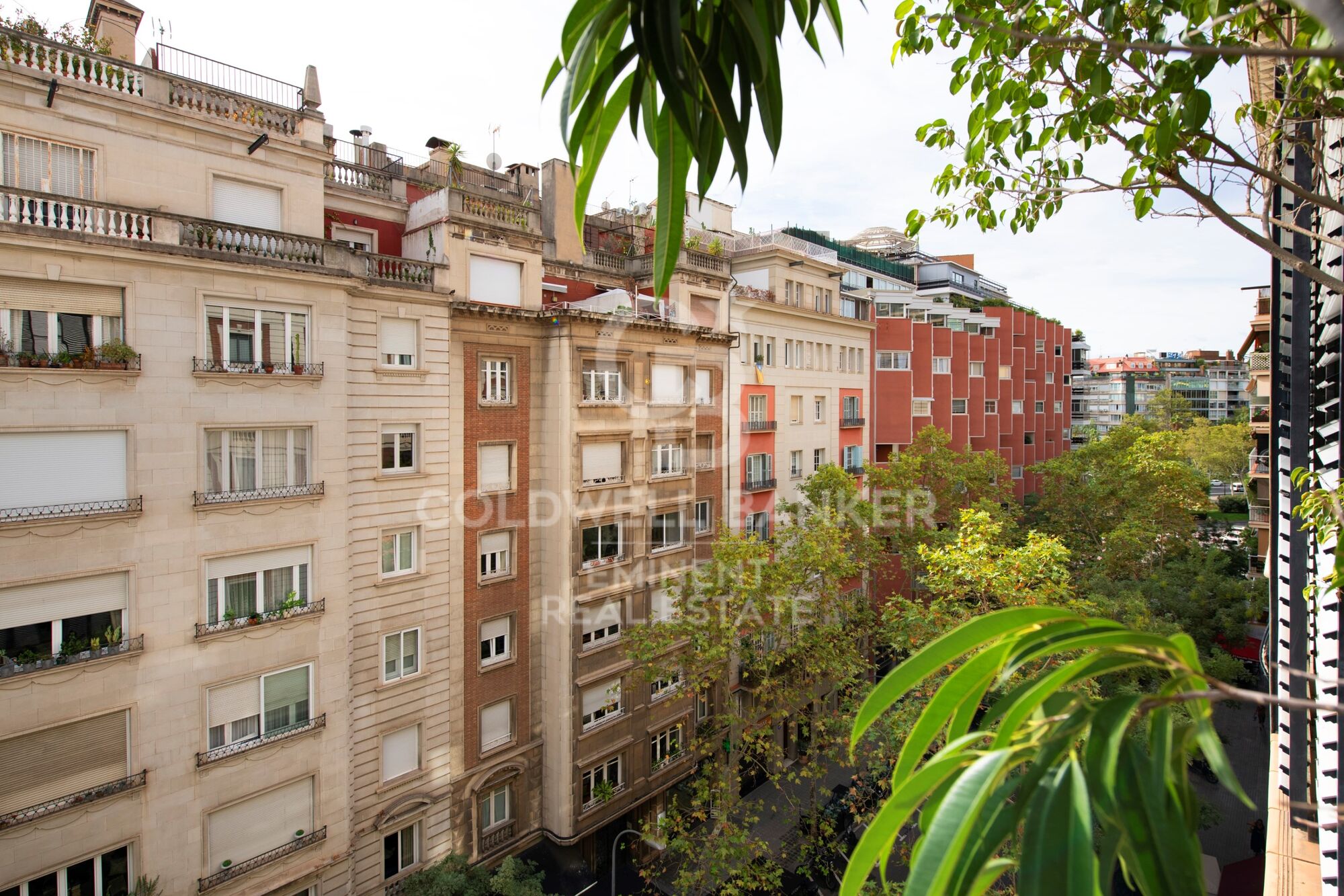 Magnificent property in Turó Park with parking space.