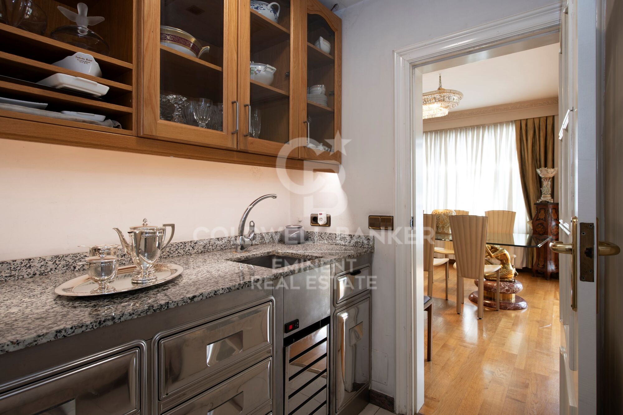 Magnificent property in Turó Park with parking space.