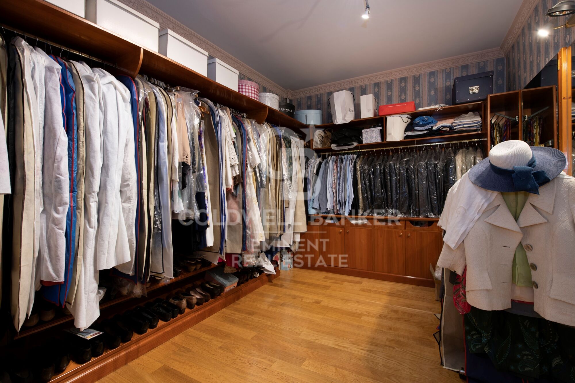 Magnificent property in Turó Park with parking space.