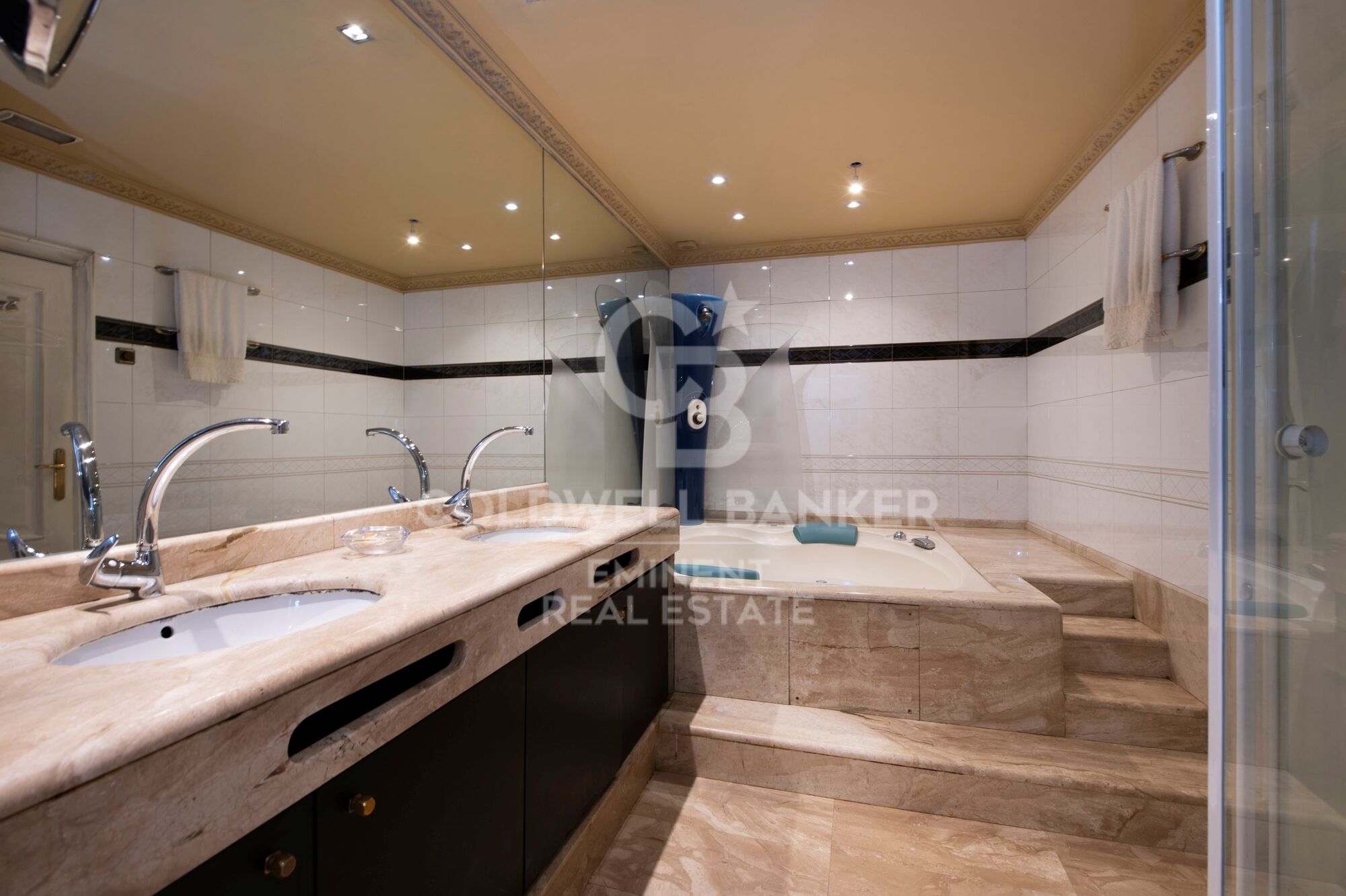 Magnificent property in Turó Park with parking space.