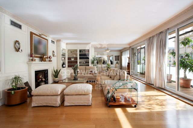 Magnificent property in Turó Park with parking space.