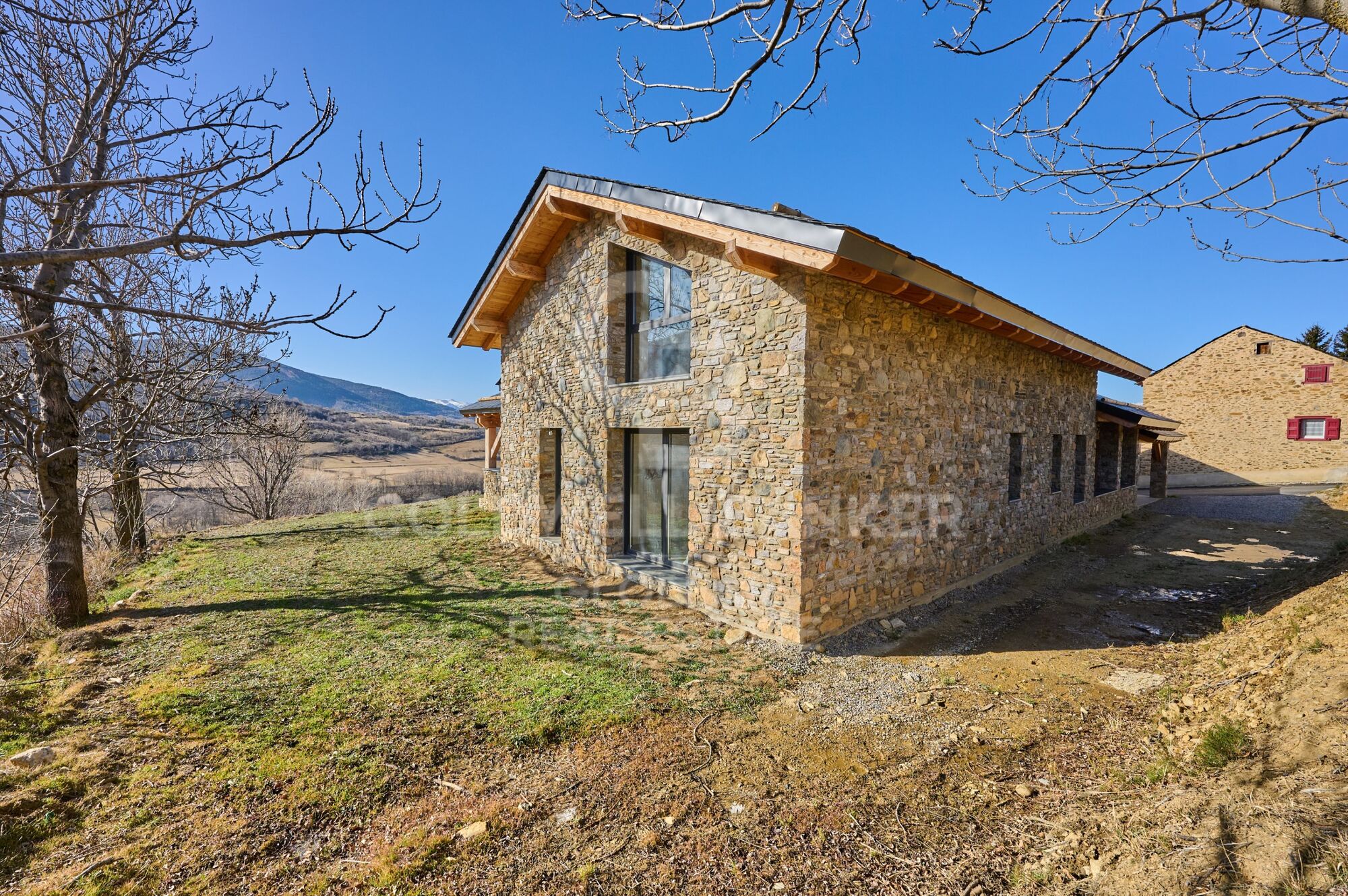Casa independiente con jardín y vistas