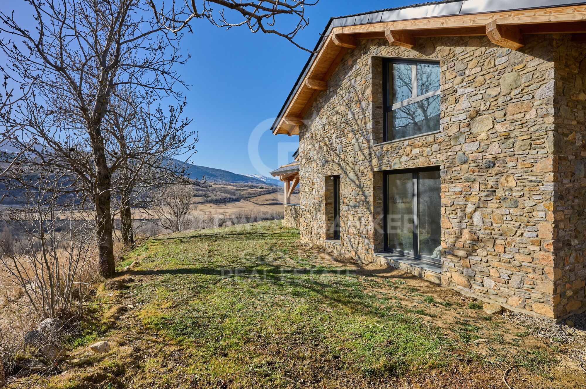 Casa independiente con jardín y vistas