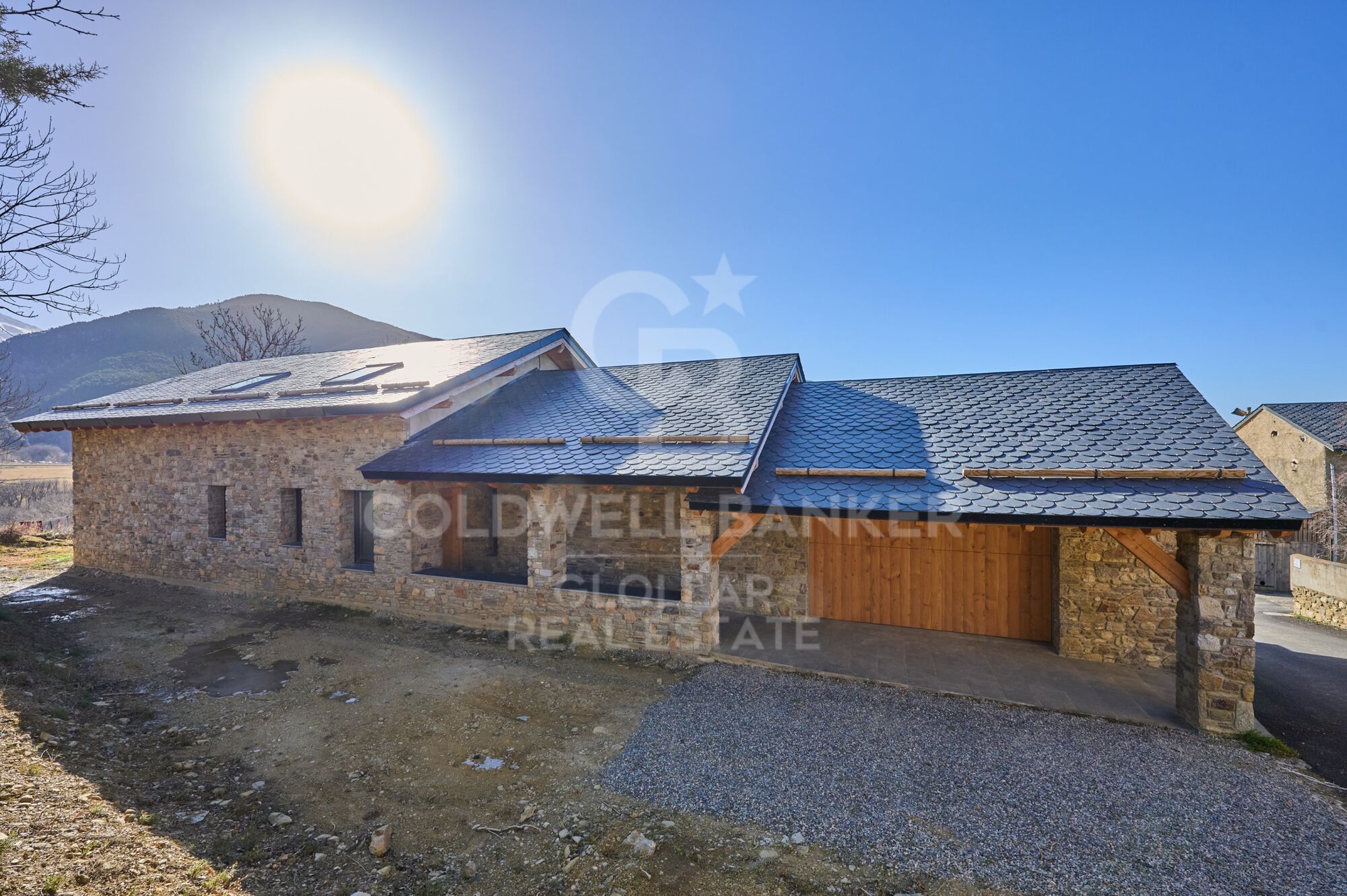 Casa independiente con jardín y vistas