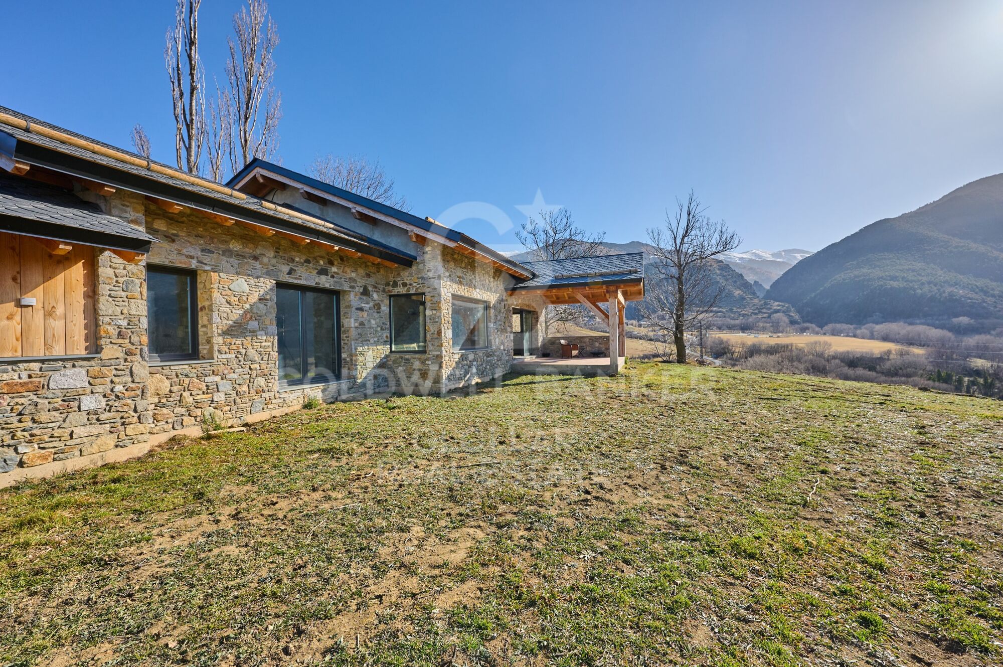 Casa independiente con jardín y vistas