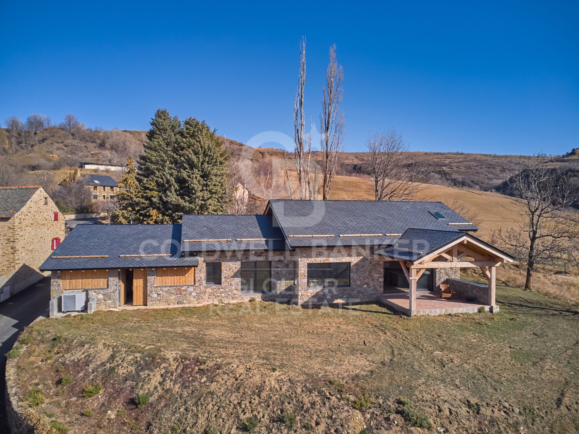 Casa independiente con jardín y vistas