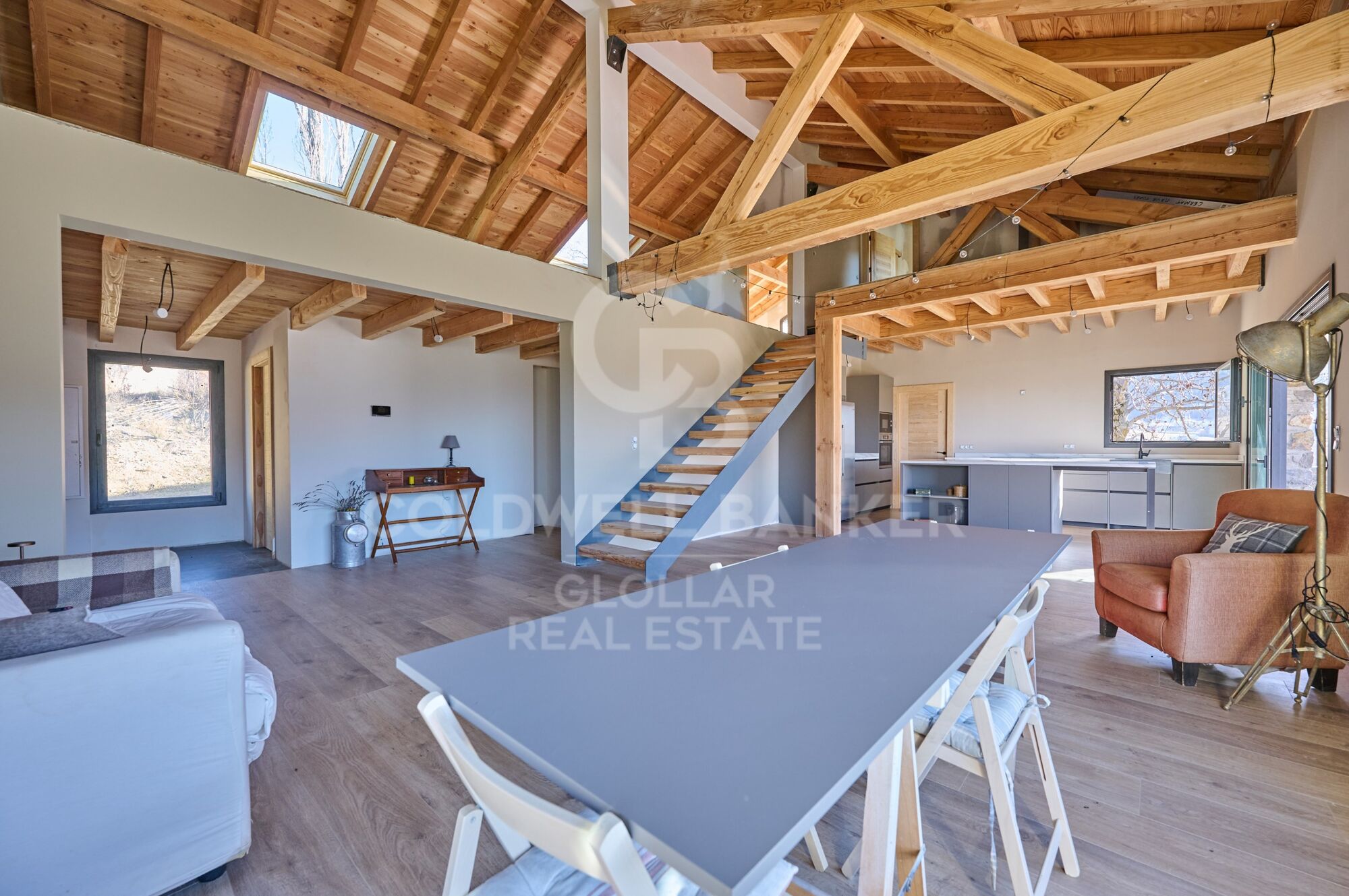 Casa independiente con jardín y vistas