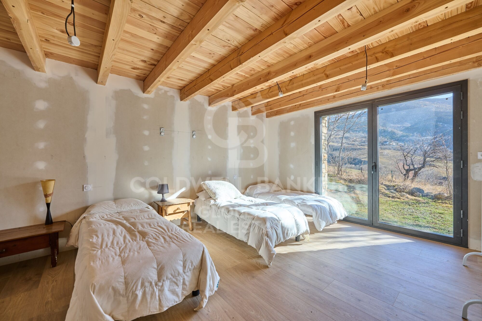 Casa independiente con jardín y vistas