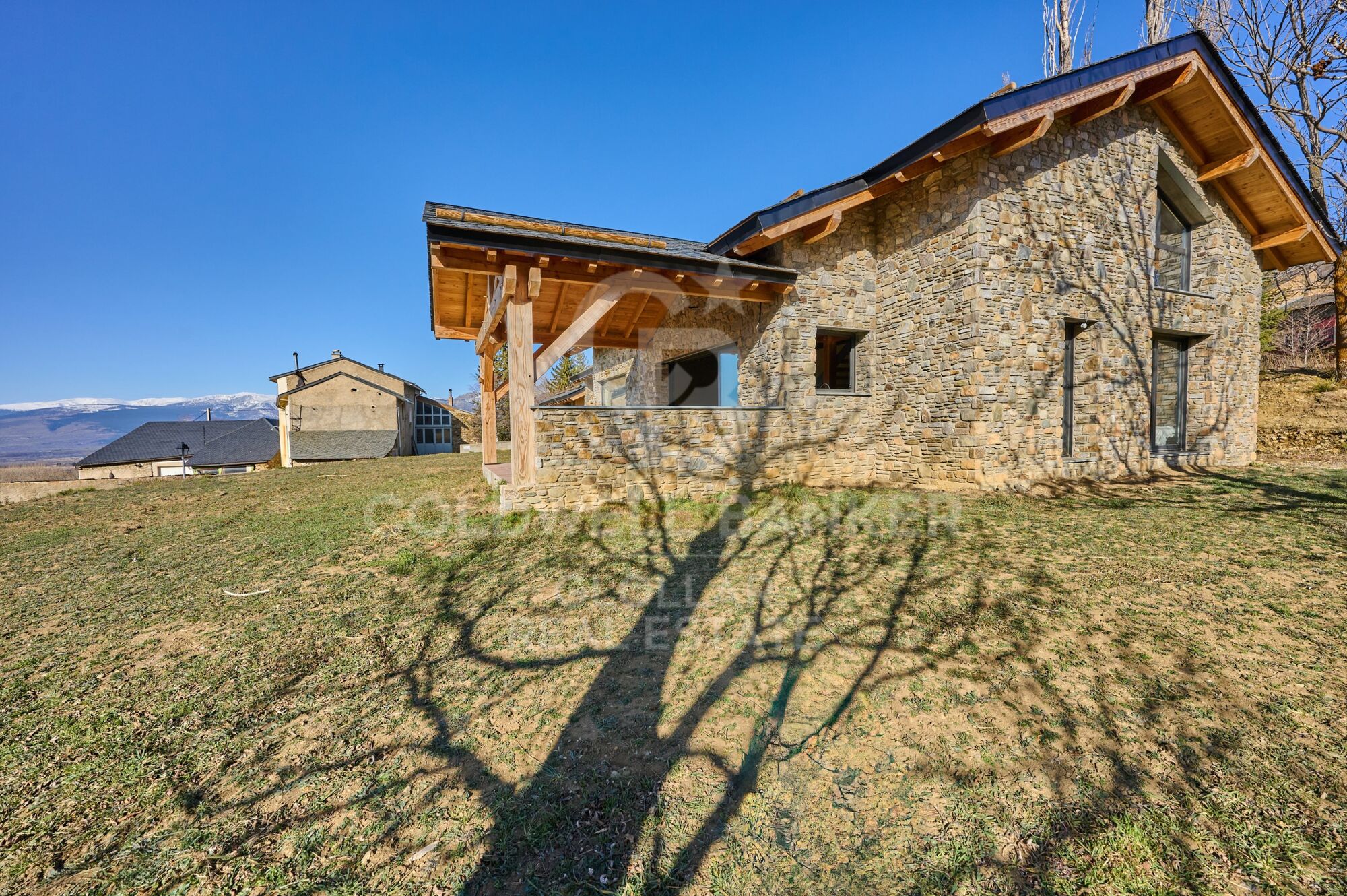 Casa independiente con jardín y vistas