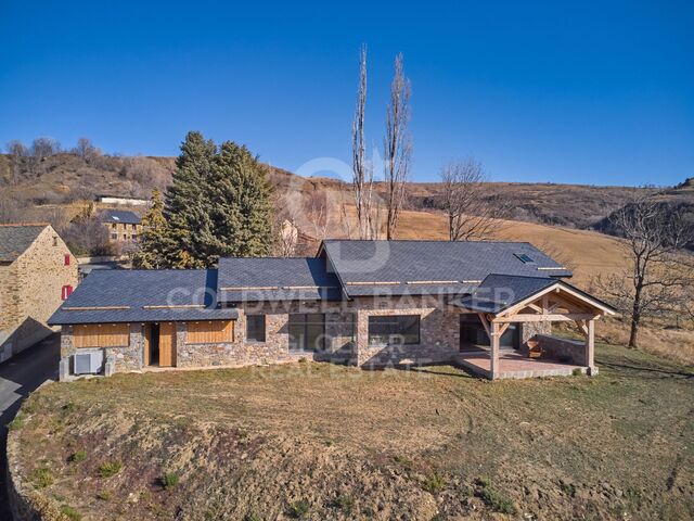 Casa independiente con jardín y vistas