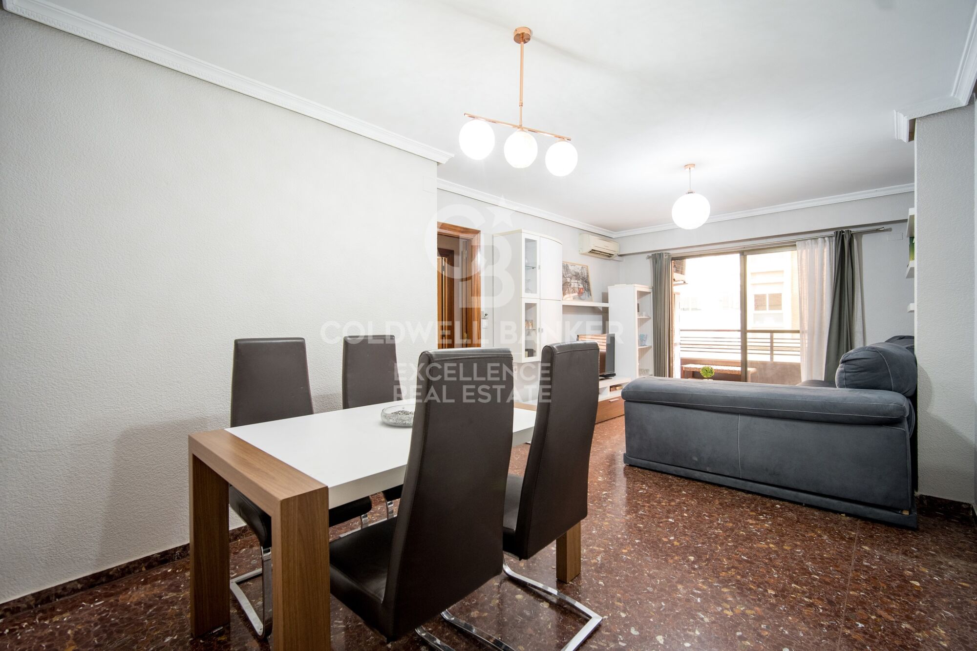 Vivienda junto a los jardines del Turia de 110m2 con balcón y 4 dormitorios.