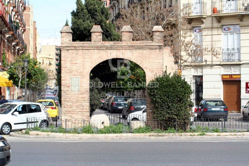 Vivienda junto a los jardines del Turia de 110m2 con balcón y 4 dormitorios.