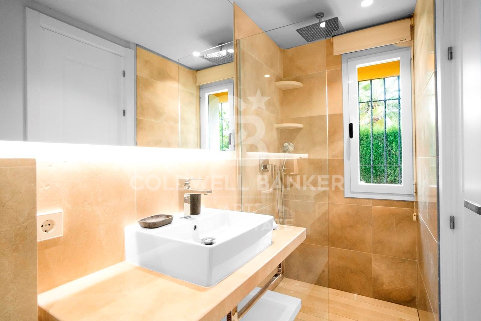 Villa adosada junto a la playa en la Milla de Oro de Marbella