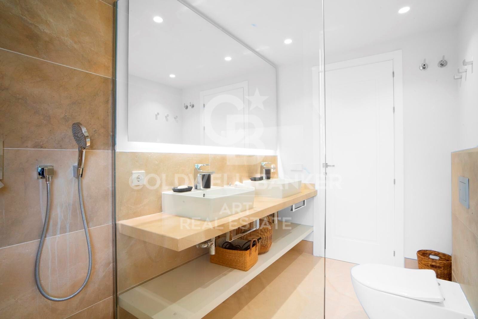 Villa adosada junto a la playa en la Milla de Oro de Marbella