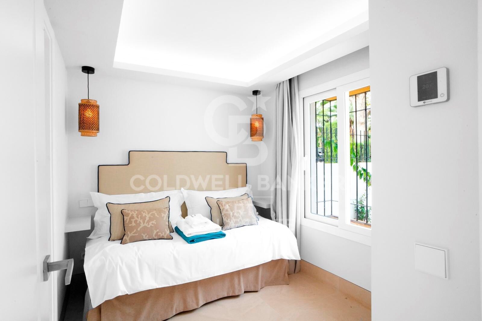 Villa adosada junto a la playa en la Milla de Oro de Marbella