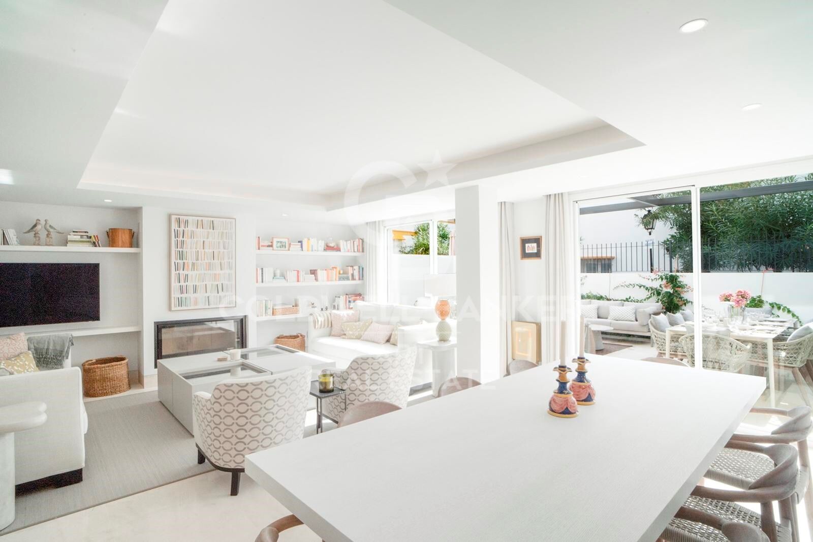 Villa adosada junto a la playa en la Milla de Oro de Marbella