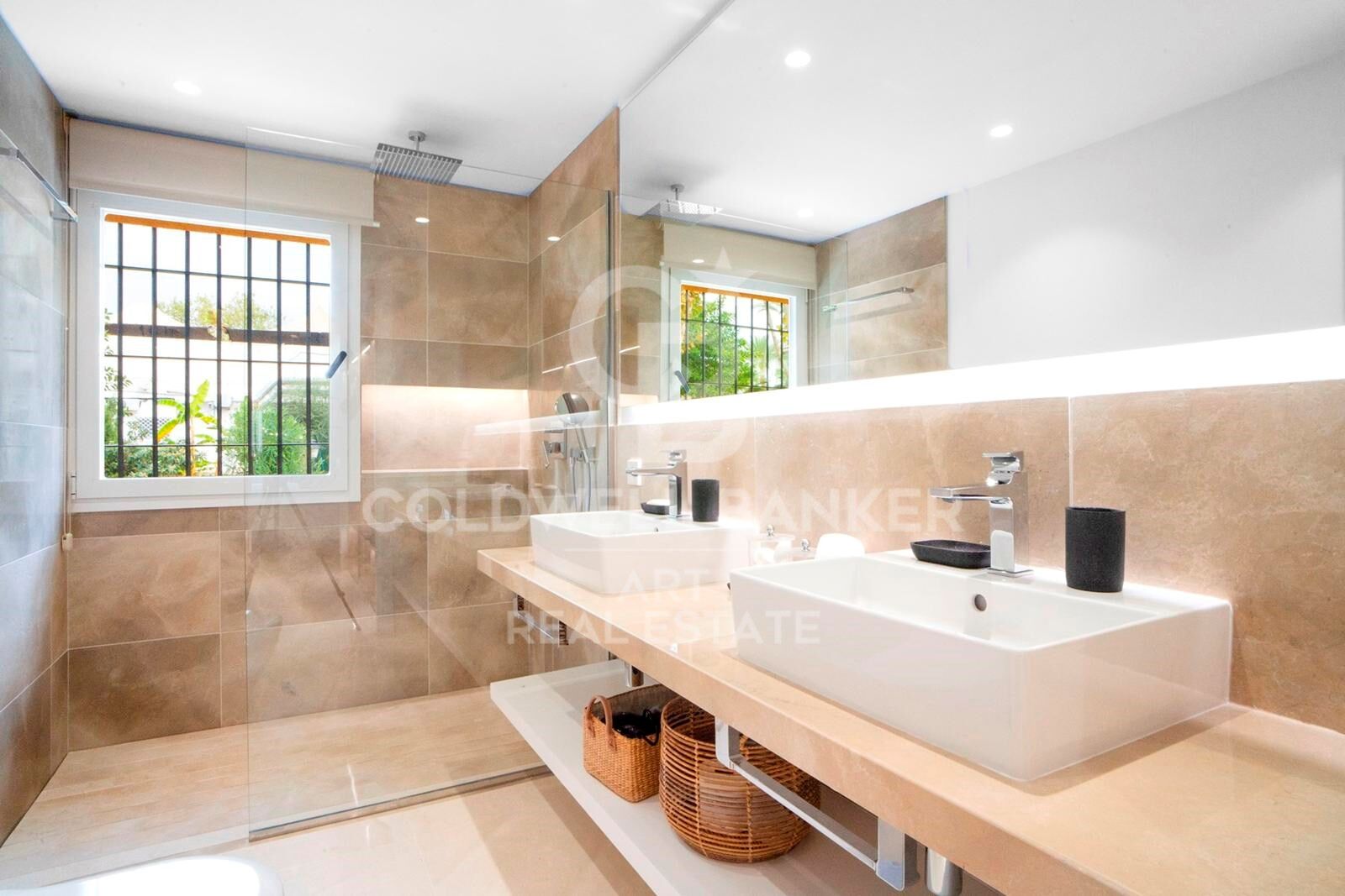 Villa adosada junto a la playa en la Milla de Oro de Marbella