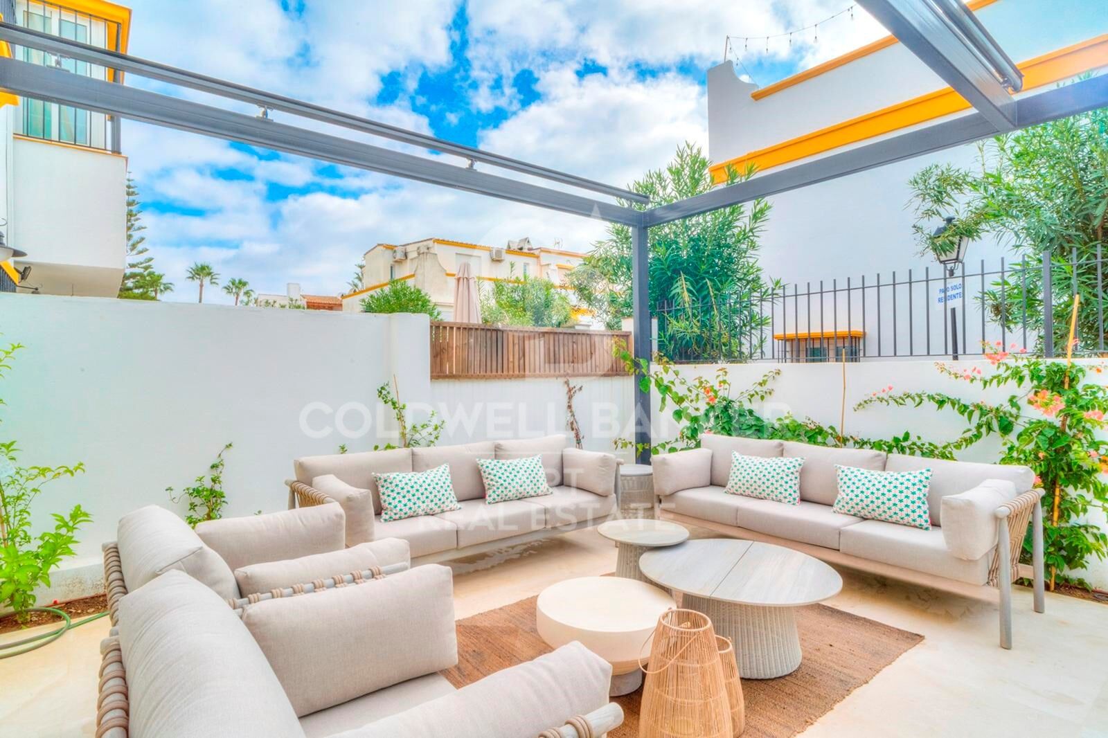 Villa adosada junto a la playa en la Milla de Oro de Marbella