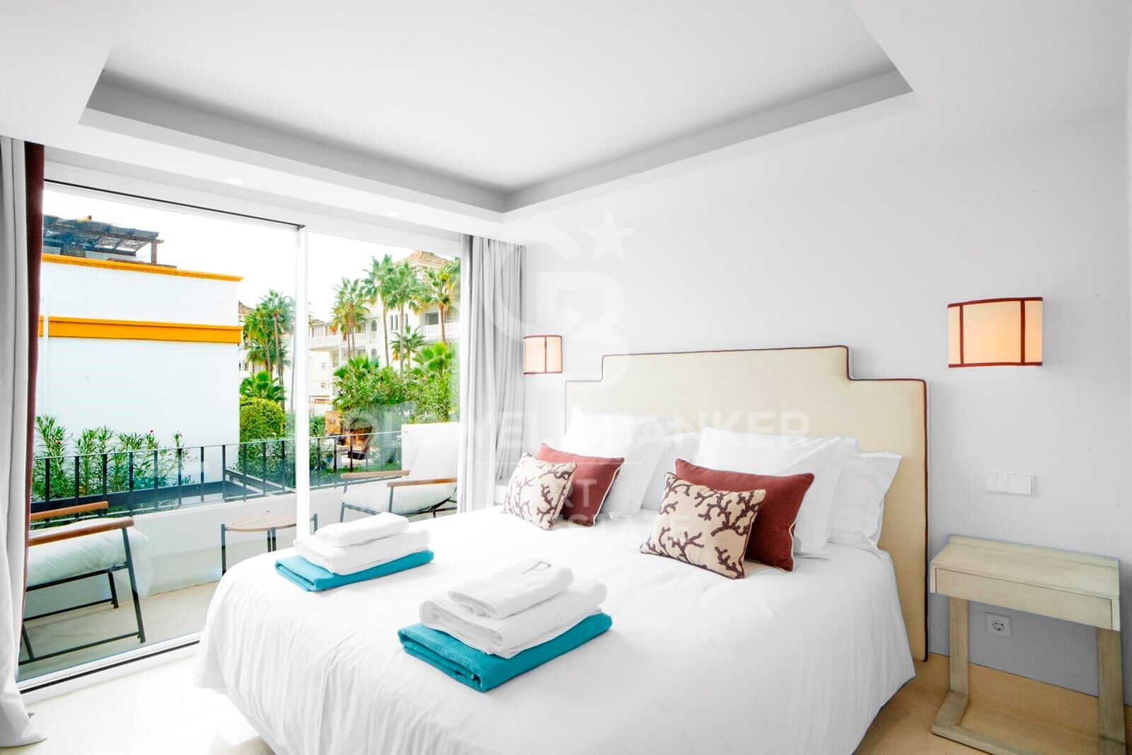 Villa adosada junto a la playa en la Milla de Oro de Marbella