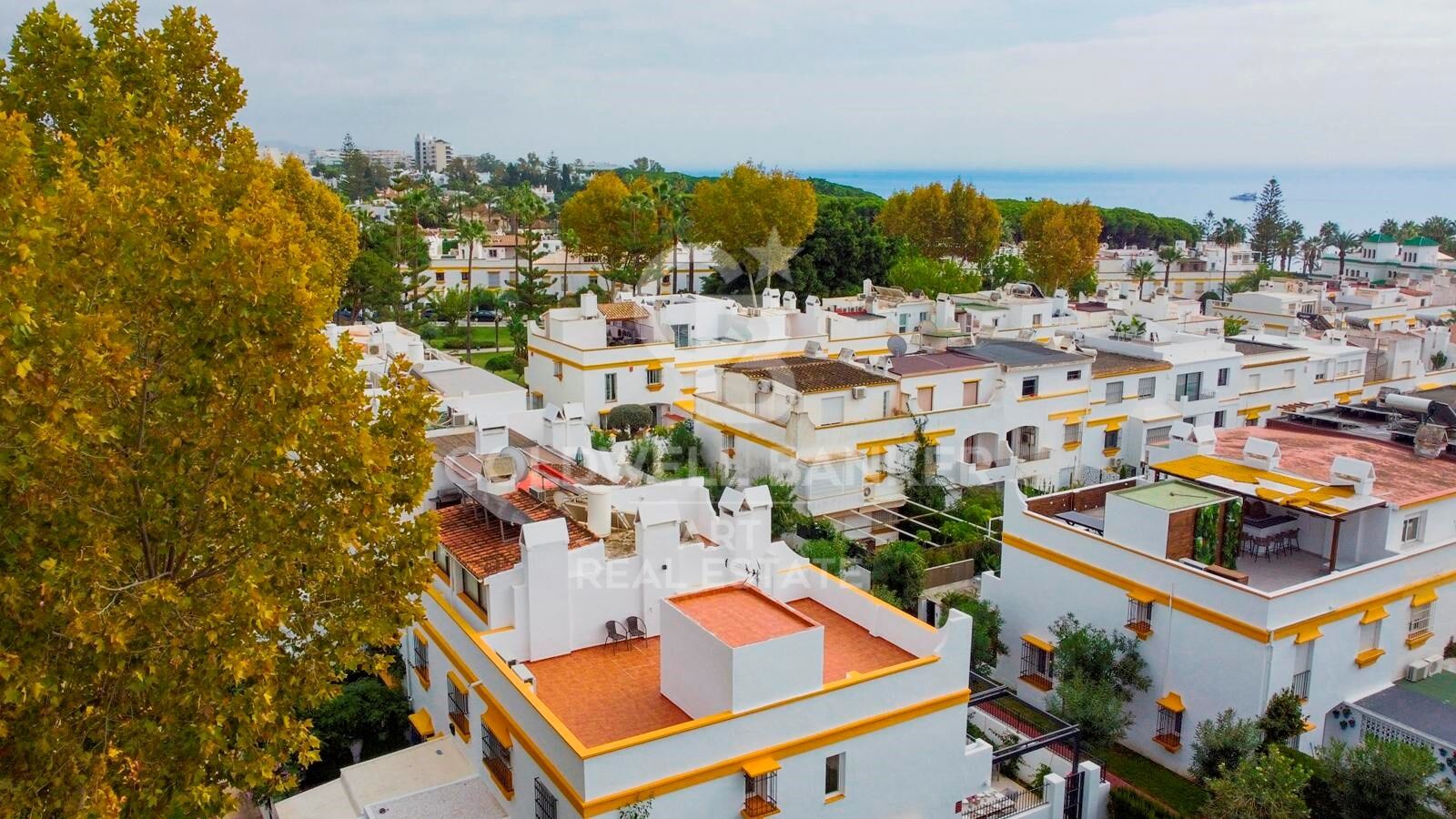 Villa adosada junto a la playa en la Milla de Oro de Marbella