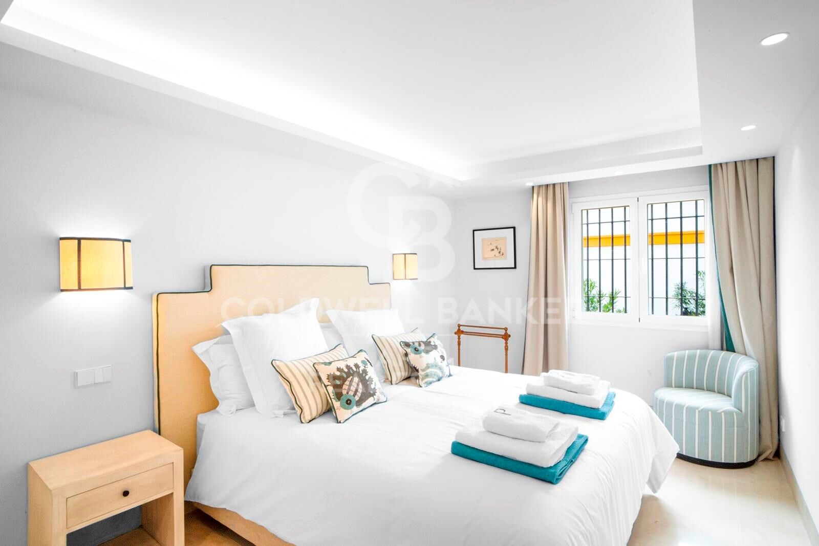 Villa adosada junto a la playa en la Milla de Oro de Marbella