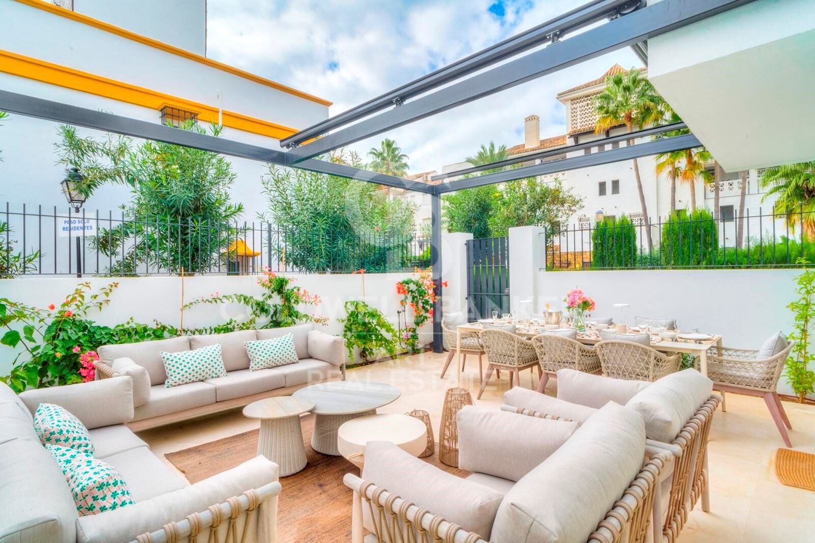 Villa adosada junto a la playa en la Milla de Oro de Marbella