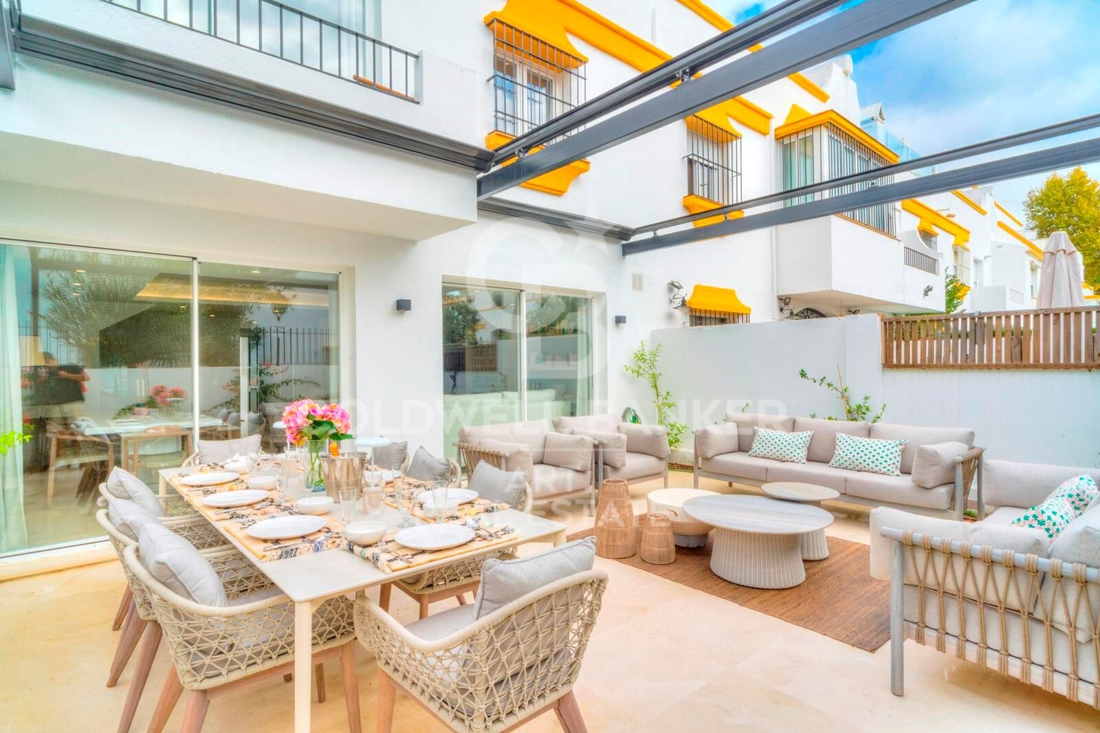 Villa adosada junto a la playa en la Milla de Oro de Marbella