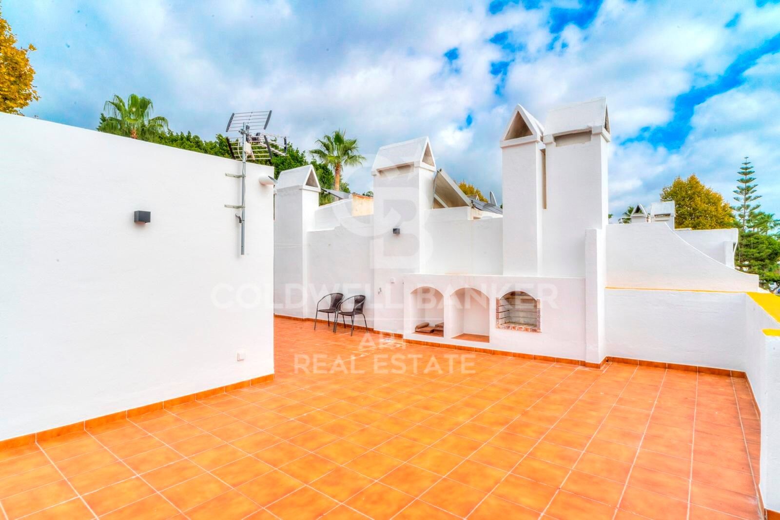 Villa adosada junto a la playa en la Milla de Oro de Marbella