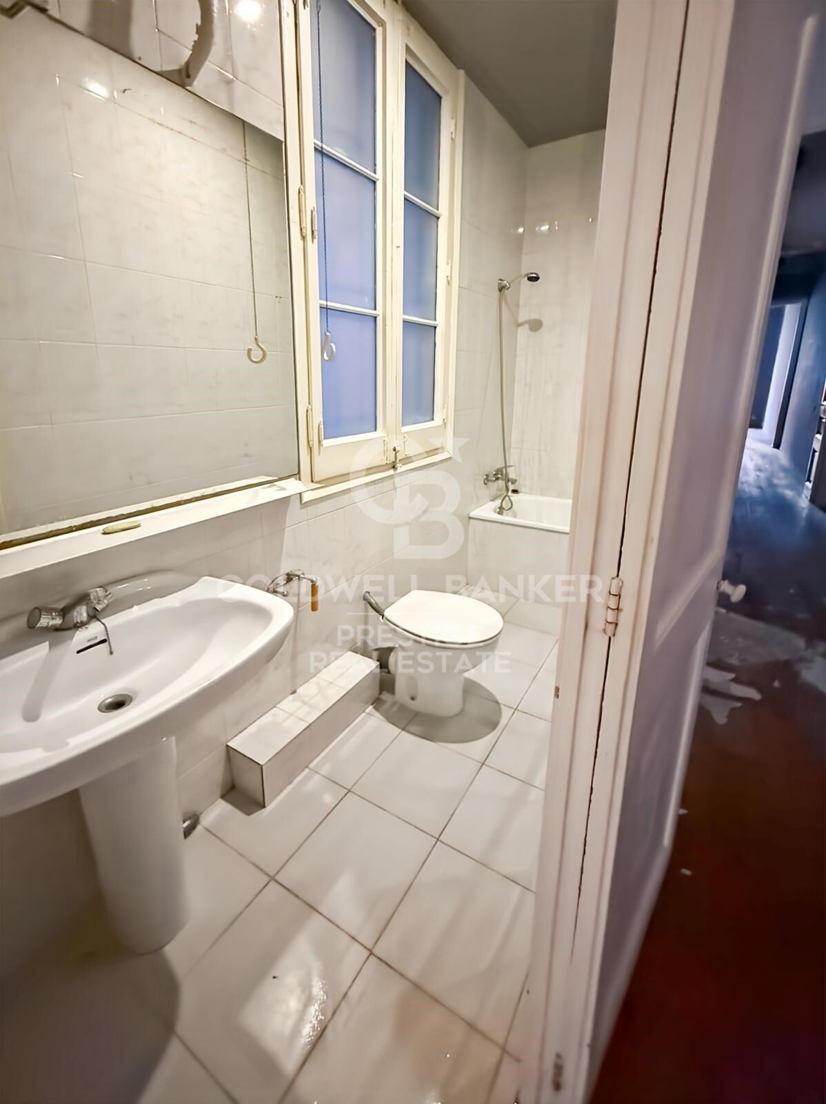 Piso junto a Rambla Cataluña a reformar con muchas posibilidades.