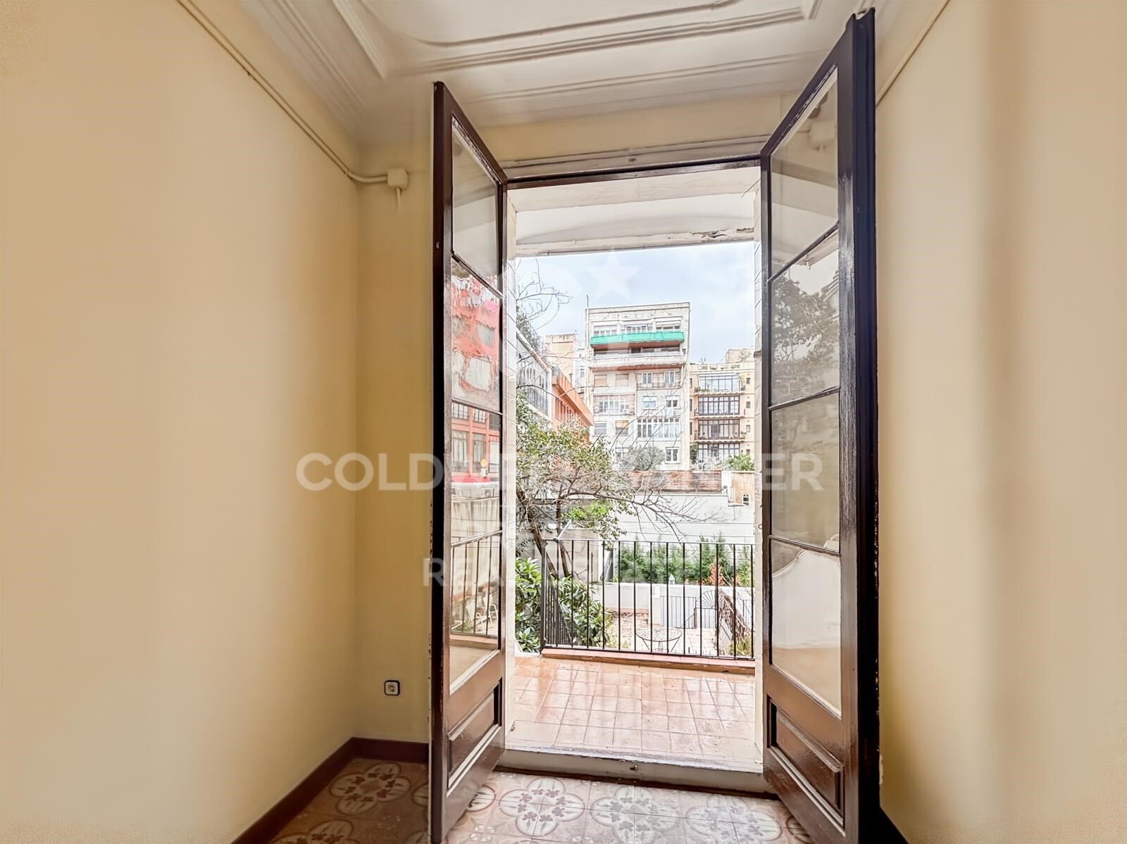 Piso a reformar con terraza privada cerca de Rambla Catalunya